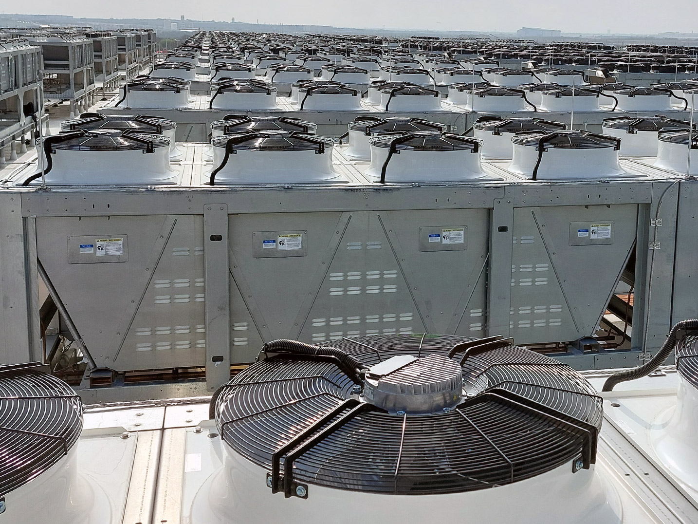 Dach eines großen Datacenters mit vielen EC-Axialventilatoren auf Kältemaschinen montiert