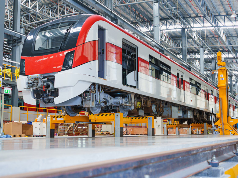 S-Bahn aufgeständert in einer Wartungshalle für Züge