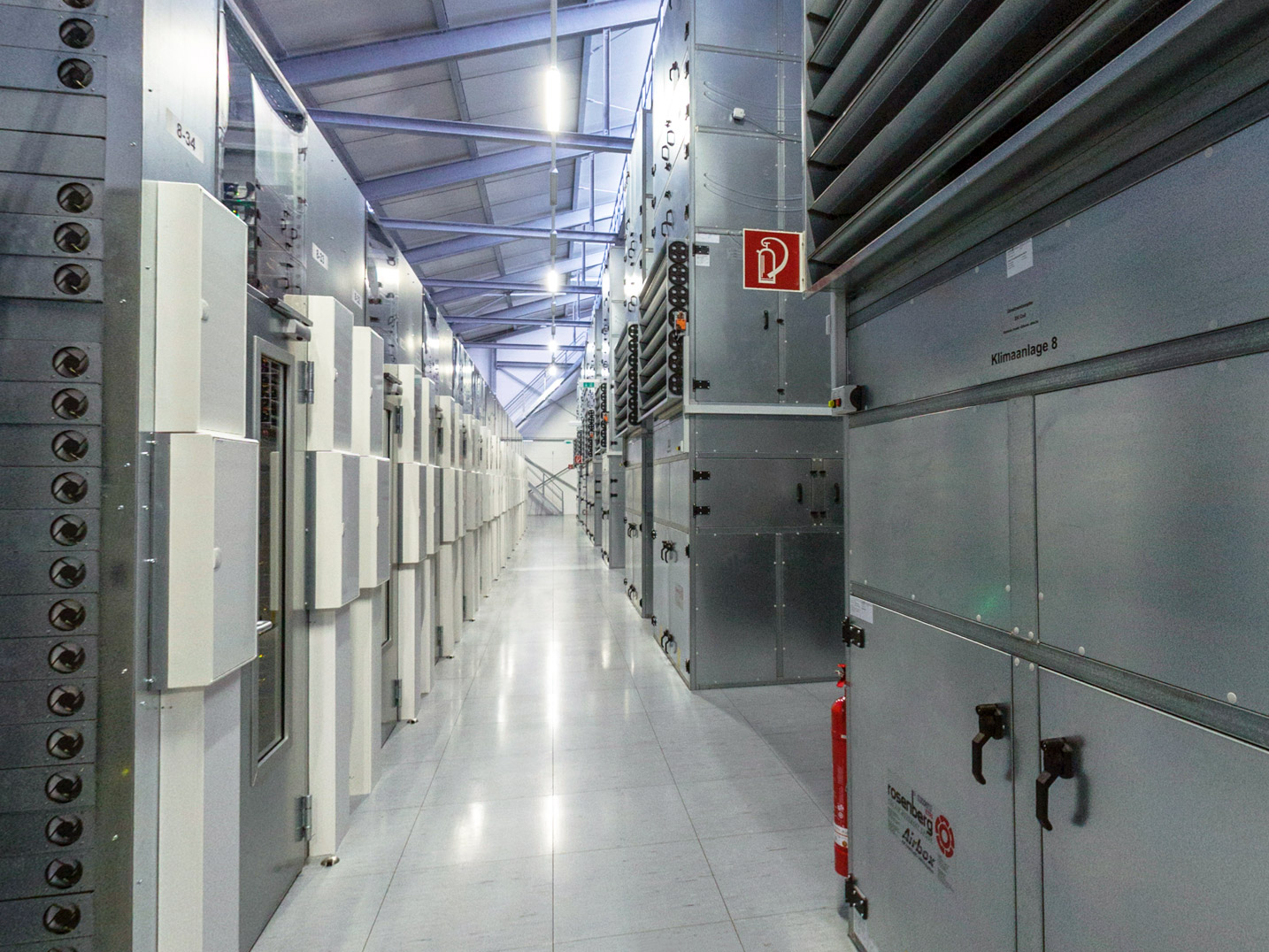 Mehrere Airbox Klimageräte in einem großen Datacenter