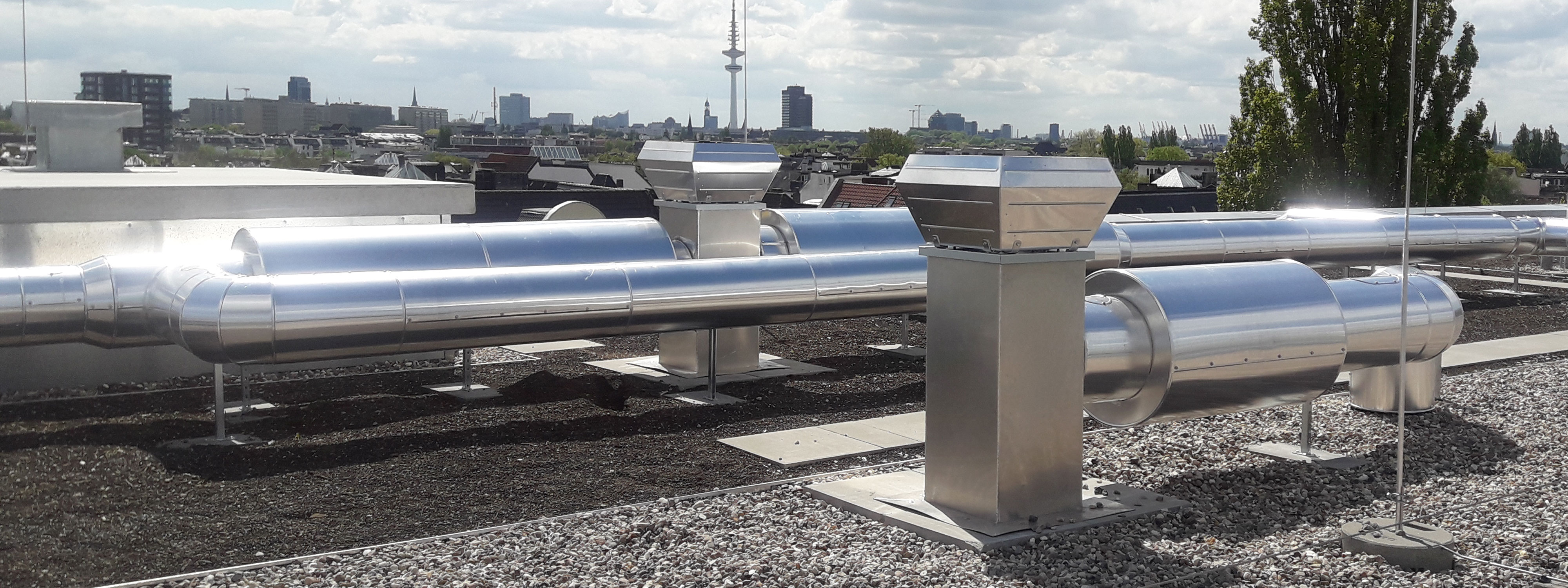 Mehrere Dachventilatoren von Okoluft auf einem Dach eines Verwaltungsgebäudes installiert
