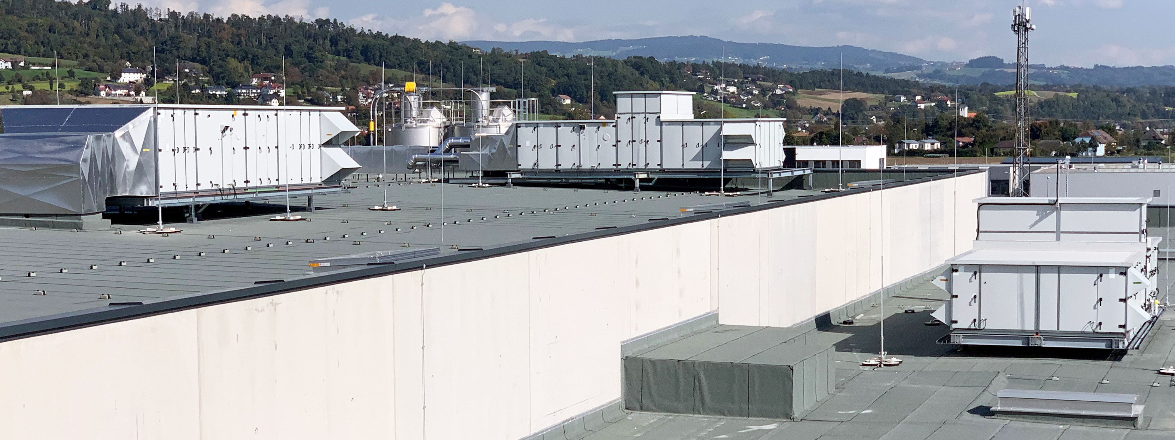 Mehrere Airbox Lüftungsgeräte auf dem Dach einer Industriehalle installiert