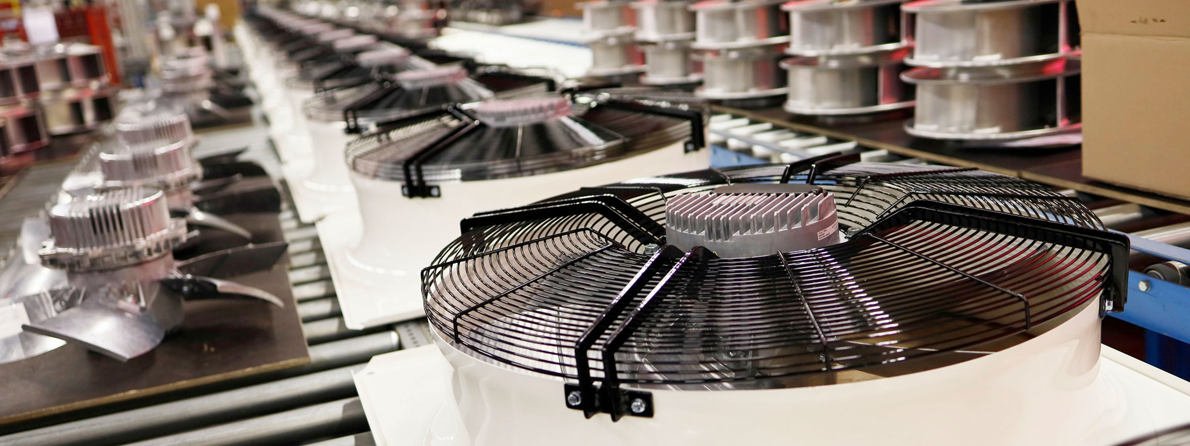 Mehrere EC Axialventilatoren auf dem Band in der Produktion von Okoluft