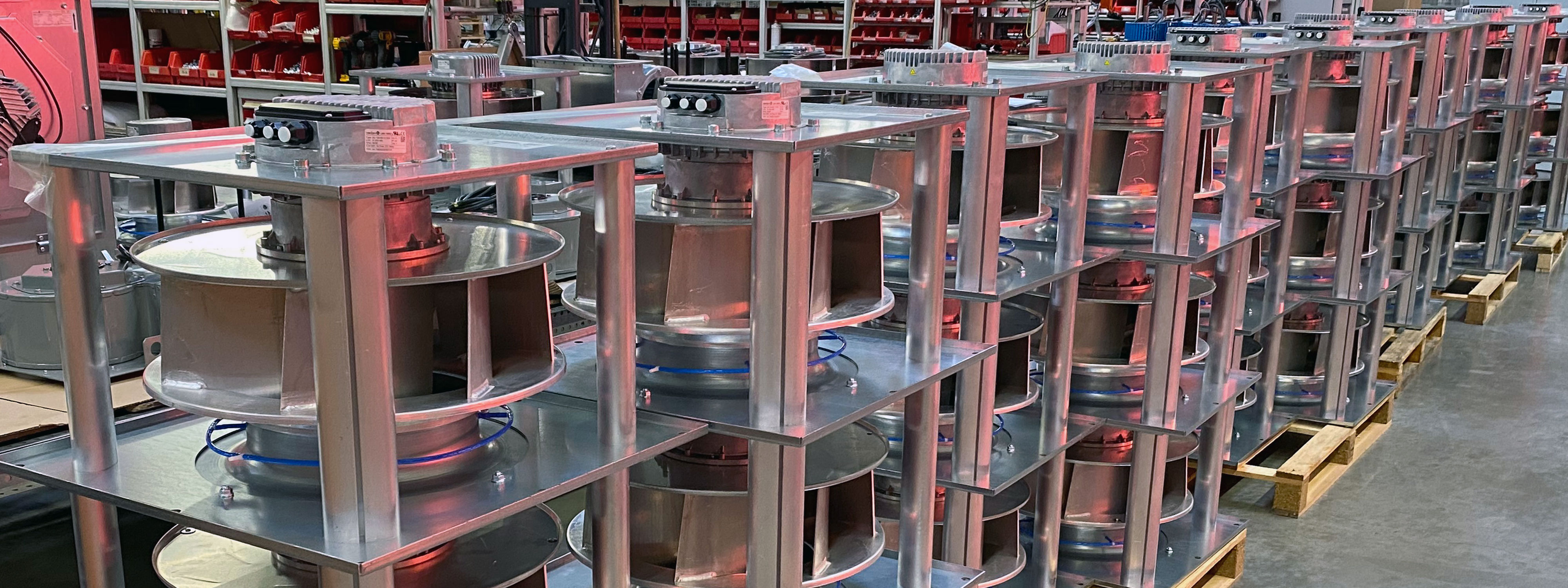 Mehrere OEM-Ventilatoren von Okoluft auf Paletten gestapelt in der Produktion von Okoluft
