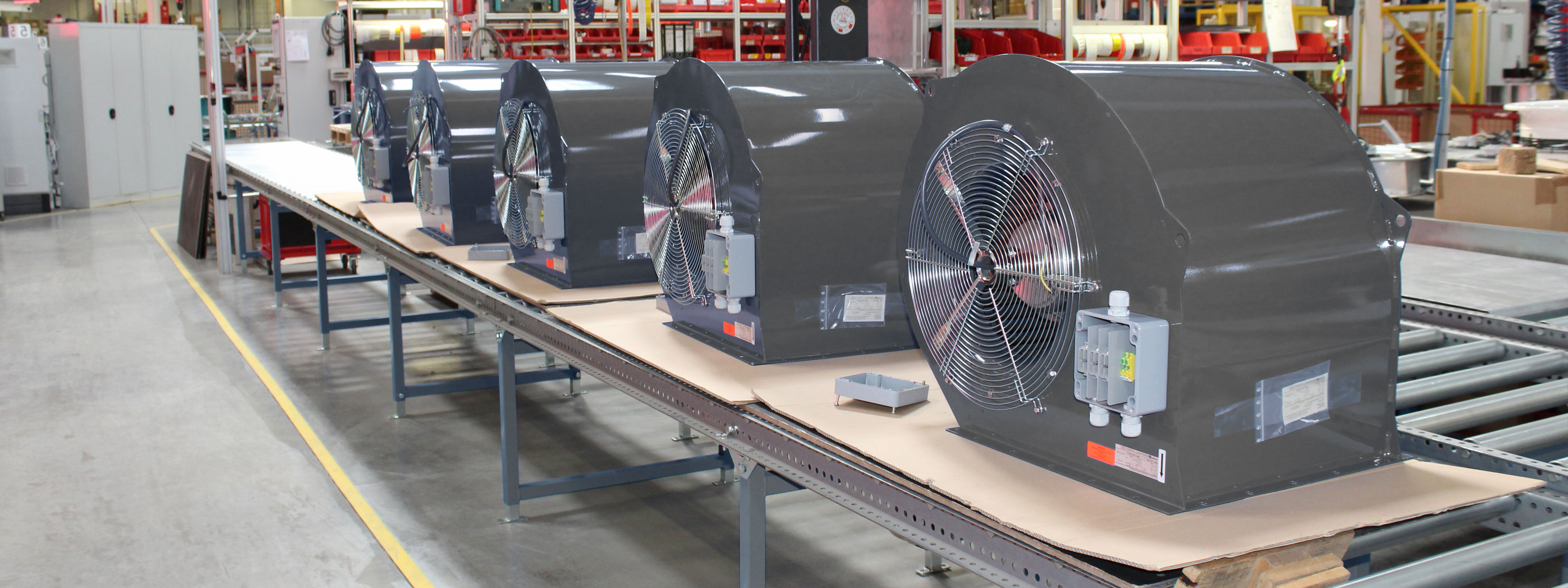 Mehrere Radialventilatoren auf dem Rollband in der Produktion von Okoluft