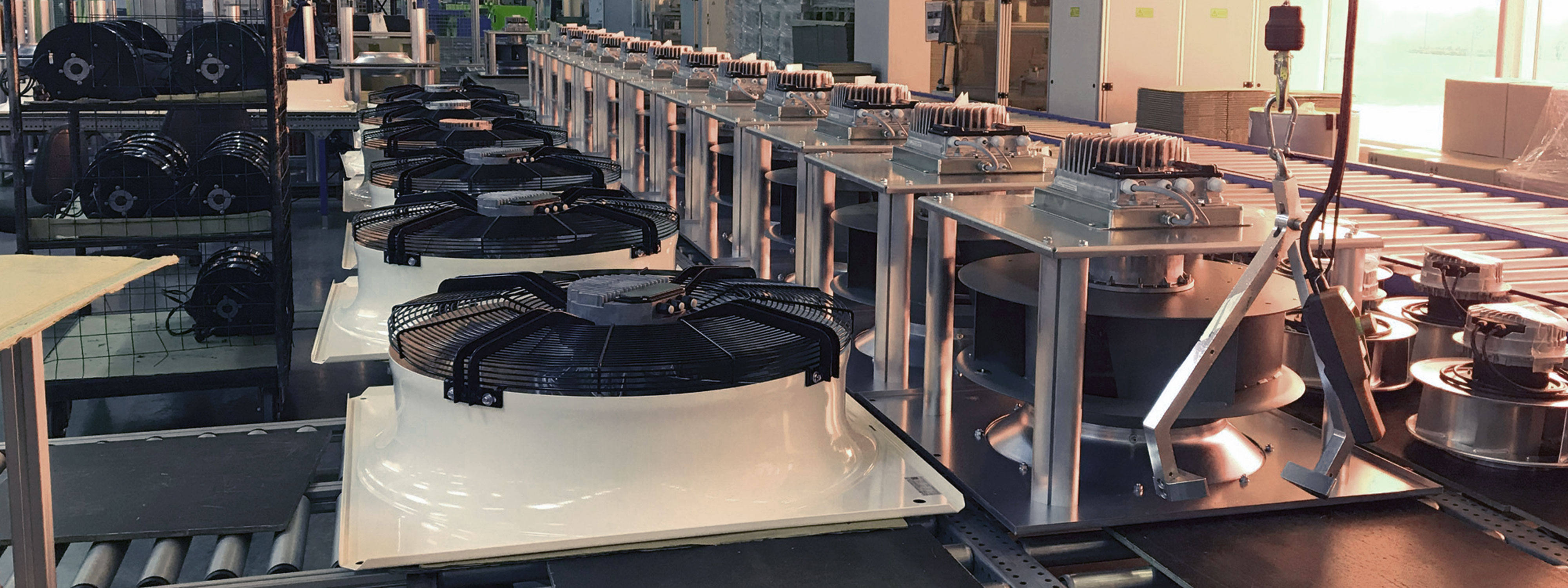 Viele OEM Axialventilatoren und Radialventilatoren auf dem Rollband in der Produktion von Okoluft