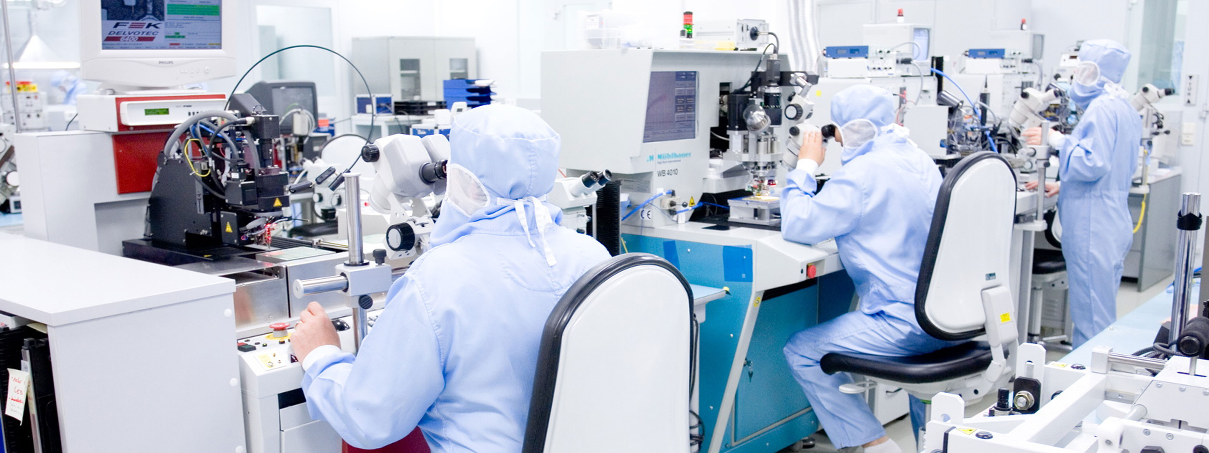 Reinraumarbeitsplätze in einem Labor mit mehreren Mitarbeitern bei der Arbeit