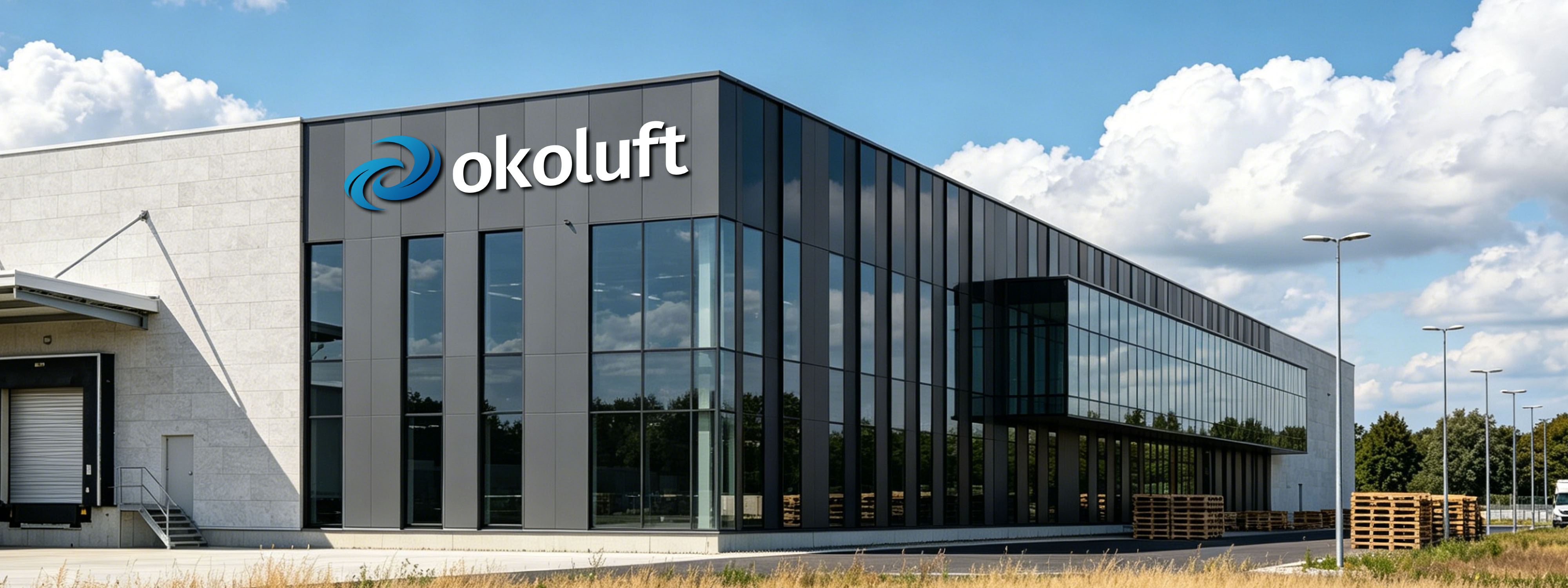 Firmengebäude Werk 2 von Okoluft in Künzelsau im Sommer mit blauem Himmel